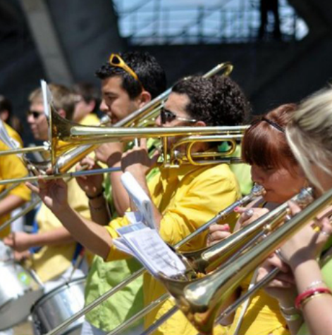 Une troupe de musicien de l'association Los Cumbancheros en extérieur