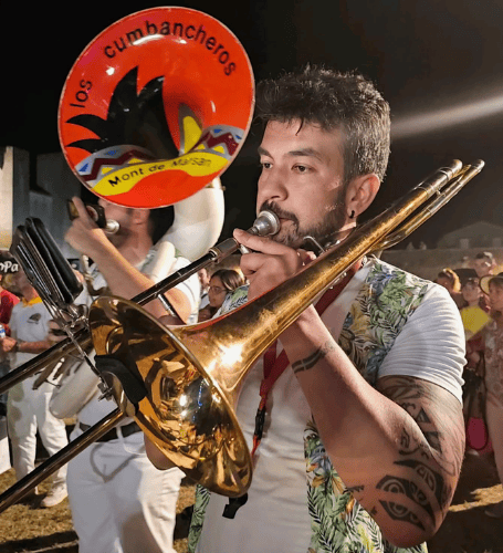 Gros plan sûr un joueur de trombone de Los Cumbancheros