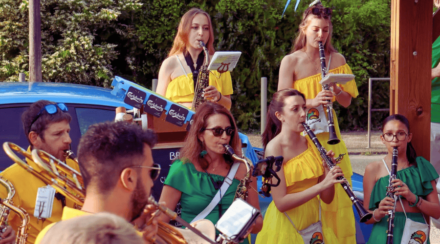 Les musiciens avec des instruments à vents pour Cumbancheros