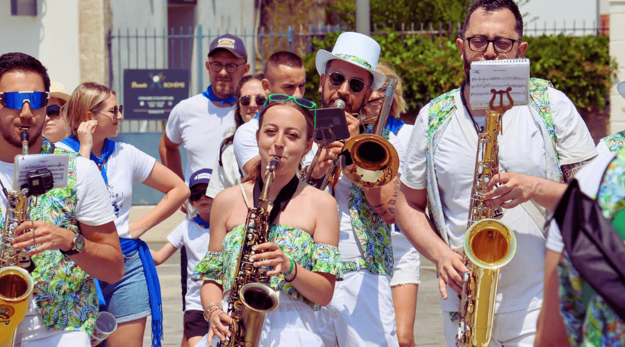 Les musiciens de Los Cumbancheros qui défilent dans la rue avec les instruments