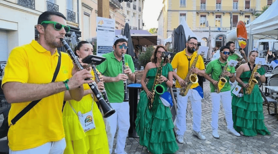 Les musiciens habillés de jaune et de blanc Cumbancheros