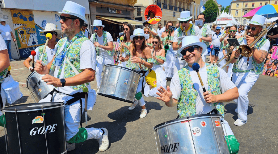 Tous les percussionnistes des Cumbancheros qui défilent dans la rue