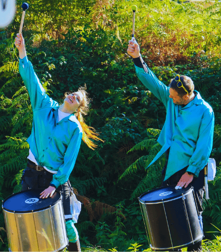 Un homme et une femme de Los Cumbancheros qui font des percussions