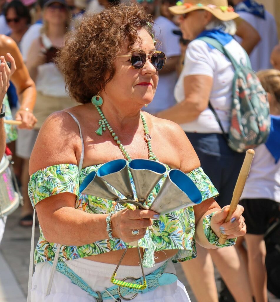 Une femme avec un instrument typique du batucada