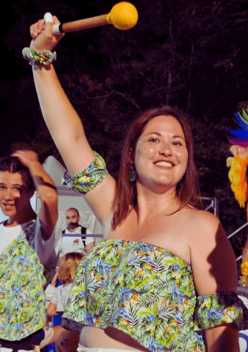 Une femme qui fais des percussions avec Cumbancheros