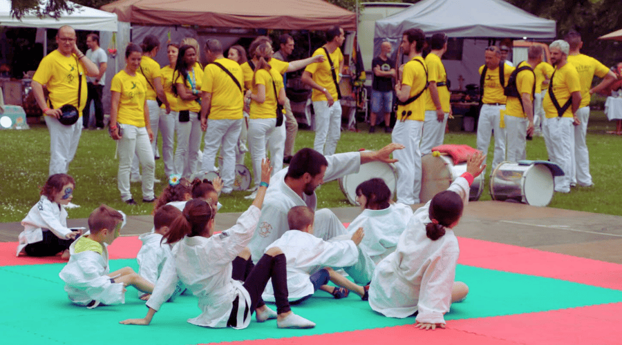 l'association Moun do brasil qui donne des cours à des enfants